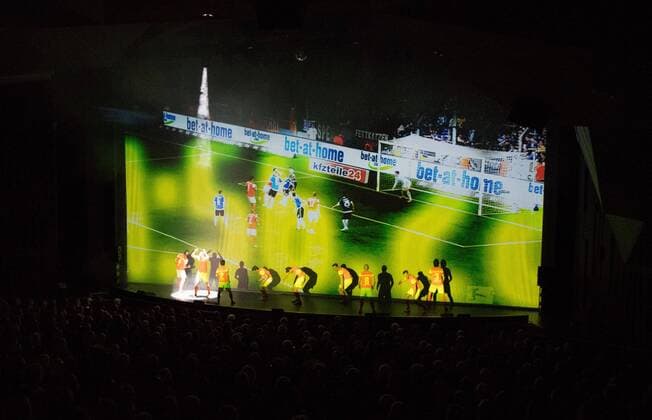 28.04.2018, xfux, Fussball 2.Bundesliga, SV Darmstadt 98 Premiere Lilienmusical Aus Tradition anders im Staatstheater in Darmstadt, emspor, emonline, deloka, v.l. Auffuehrung des Lilienmusicals Aus Tradition anders im Staatstheater in Darmstadt Darmstadt