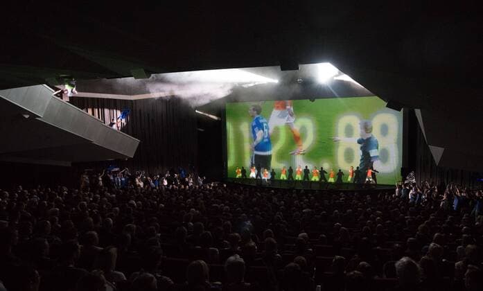 28.04.2018, xfux, Fussball 2.Bundesliga, SV Darmstadt 98 Premiere Lilienmusical Aus Tradition anders im Staatstheater in Darmstadt, emspor, emonline, deloka, v.l. Auffuehrung des Lilienmusicals Aus Tradition anders im Staatstheater in Darmstadt Darmstadt