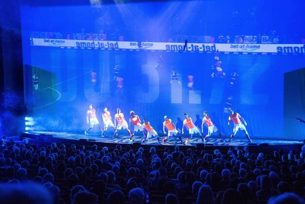28.04.2018, xfux, Fussball 2.Bundesliga, SV Darmstadt 98 Premiere Lilienmusical Aus Tradition anders im Staatstheater in Darmstadt, emspor, emonline, deloka, v.l. Auffuehrung des Lilienmusicals Aus Tradition anders im Staatstheater in Darmstadt Darmstadt