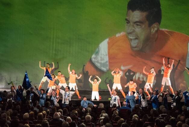 28.04.2018, xfux, Fussball 2.Bundesliga, SV Darmstadt 98 Premiere Lilienmusical Aus Tradition anders im Staatstheater in Darmstadt, emspor, emonline, deloka, v.l. Auffuehrung des Lilienmusicals Aus Tradition anders im Staatstheater in Darmstadt Darmstadt