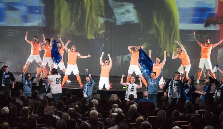28.04.2018, xfux, Fussball 2.Bundesliga, SV Darmstadt 98 Premiere Lilienmusical Aus Tradition anders im Staatstheater in Darmstadt, emspor, emonline, deloka, v.l. Auffuehrung des Lilienmusicals Aus Tradition anders im Staatstheater in Darmstadt Darmstadt