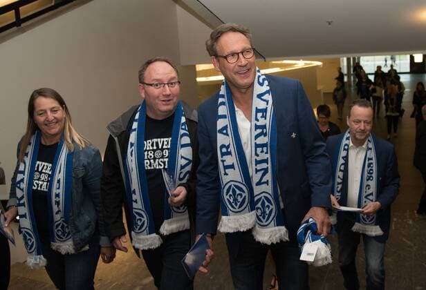 28.04.2018, xfux, Fussball 2.Bundesliga, SV Darmstadt 98 Premiere Lilienmusical Aus Tradition anders im Staatstheater in Darmstadt, emspor, emonline, deloka, v.l. Praesident Klaus Ruediger Fritsch (SV Darmstadt 98) Darmstadt