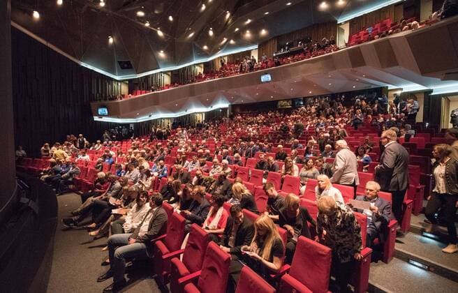 28.04.2018, xfux, Fussball 2.Bundesliga, SV Darmstadt 98 Premiere Lilienmusical Aus Tradition anders im Staatstheater in Darmstadt, emspor, emonline, deloka, v.l. Ansicht, Ubersicht Vorstellungs Saal Zuschauer Publikum Darmstadt