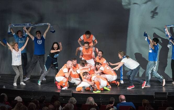28.04.2018, xfux, Fussball 2.Bundesliga, SV Darmstadt 98 Premiere Lilienmusical Aus Tradition anders im Staatstheater in Darmstadt, emspor, emonline, deloka, v.l. Auffuehrung des Lilienmusicals Aus Tradition anders im Staatstheater in Darmstadt Darmstadt