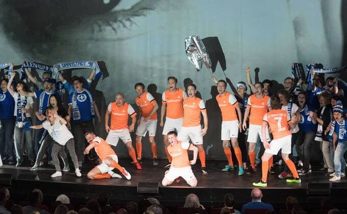 28.04.2018, xfux, Fussball 2.Bundesliga, SV Darmstadt 98 Premiere Lilienmusical Aus Tradition anders im Staatstheater in Darmstadt, emspor, emonline, deloka, v.l. Auffuehrung des Lilienmusicals Aus Tradition anders im Staatstheater in Darmstadt Darmstadt