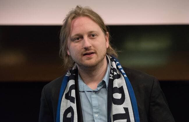 28.04.2018, xfux, Fussball 2.Bundesliga, SV Darmstadt 98 Premiere Lilienmusical Aus Tradition anders im Staatstheater in Darmstadt, emspor, emonline, deloka, v.l. Regisseur Martin G. Berger (Musical Aus Tradition anders im Staatstheater in Darmstadt, dass vom SV Darmstadt 98 handelt) Darmstadt
