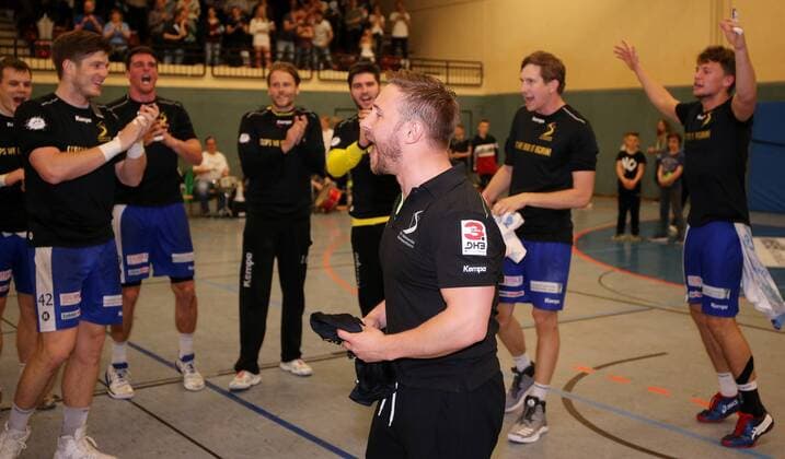 BAU 28.04.2018 Kornwestheim Handball SV Kornwestheim vs. VfL Pfullingen, Trainer Alexander Schurr (Kornwestheim, vorn)