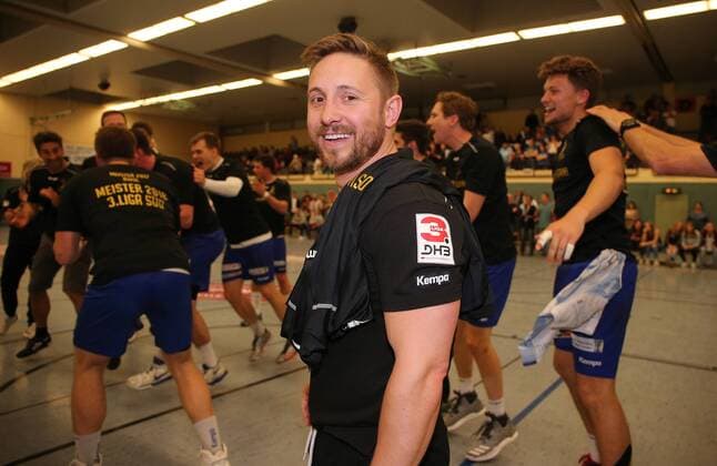 BAU 28.04.2018 Kornwestheim Handball SV Kornwestheim vs. VfL Pfullingen, Trainer Alexander Schurr (Kornwestheim, vorn) freut sich