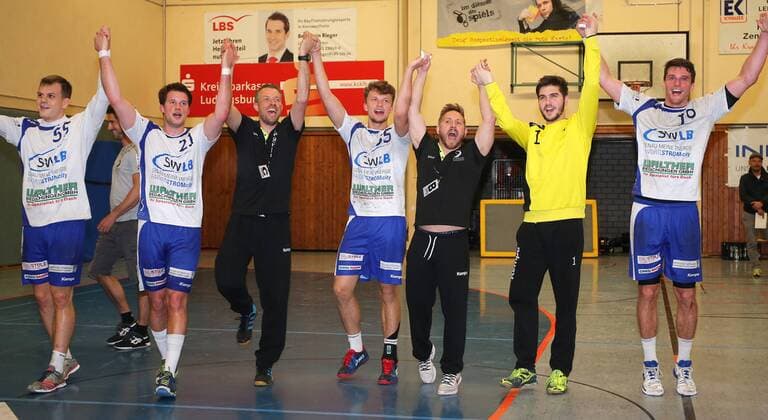 BAU 28.04.2018 Kornwestheim Handball SV Kornwestheim vs. VfL Pfullingen, Kornwestheimer Jubel, v.l. Marvin Flügel, Axel Steffens, Frieder Hansen Tim Scholz, Trainer Alexander Schurr, Max Schneider, Christopher Tinti freuen sich über die Meisterschaft