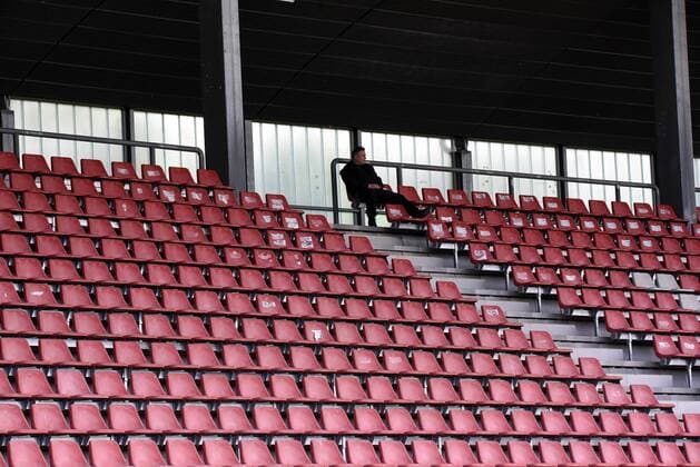 18.04.2018 xkhx Kassel, Auerstadion Regionalliga Südwest, Saison 2017 2018 KSV Hessen Kassel gegen FC Astoria Walldorf Symbolbild Tristeste auf den leeren Zuschauerrängen in der Regionalliga