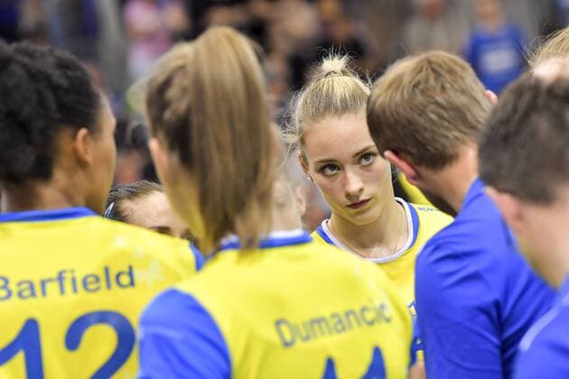VBL Finale 3 Allianz MTV Stuttgart vs. SSC Palmberg Schwerin 28.04.2018 Volleyball, Bundesliga, Damen, Saison 2017 18, Play-off, Finale 3; Allianz MTV Stuttgart (in blau) gegen SSC Palmberg Schwerin (in gelb), Louisa Lippmann mit Trainer Felix Koslowski FOTO: TOM BLOCH