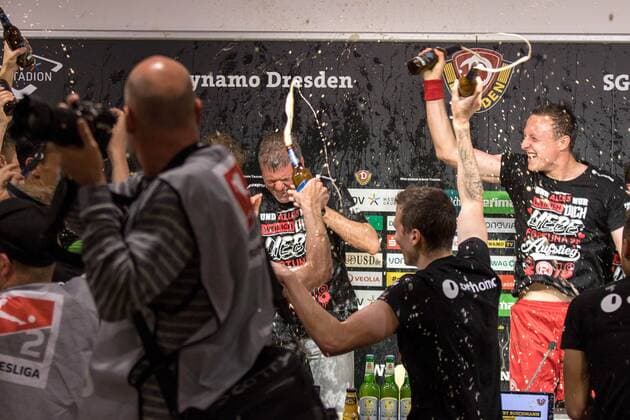 Trainer Friedhelm Funkel (Mitte) wird auf der Pressekonferenz nach dem Spiel gegen Düsseldorf von seinen Spielern mit Bier geduscht. 2. Bundesliga, Saison 2017 18, 32. Spieltag, SG Dynamo Dresden - Fortuna Düsseldorf (Endstand: 1:2), Samstag (28.04.2018), SG Dynamo Dresden vs. Fortuna Düsseldorf *** Coach Friedhelm Funkel Mitte is showered with beer by his players at the press conference after the match against Dusseldorf 2 Bundesliga season 2017 18 32 Round SG Dynamo Dresden Fortuna Dusseldorf Final score 1 2 Saturday 28 04 2018 SG Dynamo Dresden vs Fortuna Dusseldorf
