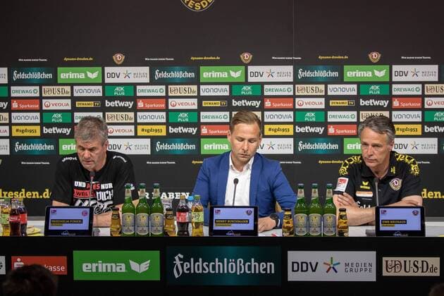 Friedhelm Funkel, Pressesprecher Henry Buschmann und Uwe Neuhaus (v.l.) auf der Pressekonferenz nach dem Spiel gegen Düsseldorf. 2. Bundesliga, Saison 2017 18, 32. Spieltag, SG Dynamo Dresden - Fortuna Düsseldorf (Endstand: 1:2), Samstag (28.04.2018), SG Dynamo Dresden vs. Fortuna Düsseldorf *** Friedhelm Funkel spokesman Henry Buschmann and Uwe Neuhaus v l at the press conference after the match against Dusseldorf 2 Bundesliga season 2017 18 32 Round SG Dynamo Dresden Fortuna Dusseldorf Final score 1 2 Saturday 28 04 2018 SG Dynamo Dresden vs Fortuna Dusseldorf