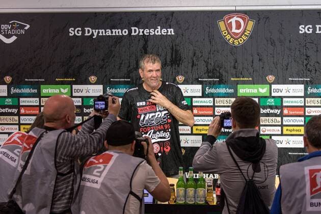 Der von seinen Spielern soeben mit Bier geduschte Trainer Friedhelm Funkel auf der Pressekonferenz nach dem Spiel gegen Düsseldorf. 2. Bundesliga, Saison 2017 18, 32. Spieltag, SG Dynamo Dresden - Fortuna Düsseldorf (Endstand: 1:2), Samstag (28.04.2018), SG Dynamo Dresden vs. Fortuna Düsseldorf *** The coach Friedhelm Funkel, who has just been showered by his players at the press conference after the match against Düsseldorf 2 Bundesliga season 2017 18 32 Matchday SG Dynamo Dresden Fortuna Dusseldorf Final score 1 2 Saturday 28 04 2018 SG Dynamo Dresden vs Fortuna Dusseldorf