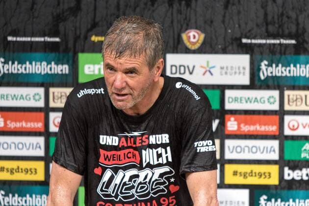 Der von seinen Spielern mit Bier geduschte Trainer Friedhelm Funkel auf der Pressekonferenz nach dem Spiel gegen Düsseldorf. 2. Bundesliga, Saison 2017 18, 32. Spieltag, SG Dynamo Dresden - Fortuna Düsseldorf (Endstand: 1:2), Samstag (28.04.2018), SG Dynamo Dresden vs. Fortuna Düsseldorf *** The coach Friedhelm Funkel showered by his players at the press conference after the game against Dusseldorf 2 Bundesliga season 2017 18 32 Round SG Dynamo Dresden Fortuna Dusseldorf Final score 1 2 Saturday 28 04 2018 SG Dynamo Dresden vs Fortuna Dusseldorf