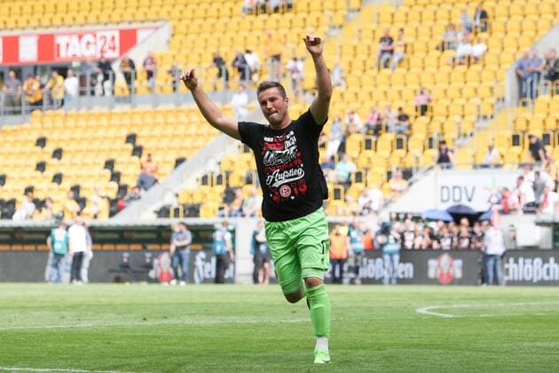 Dresden, 28.04.2018, DDV-Stadion, Fußball, Herren, 2. Liga, 32. Spieltag , SG Dynamo Dresden - Fortuna Düsseldorf 1:2 (0:1) , Im Bild: Torhüter Michael Rensing (1, Duesseldorf) bejubelt den Aufstieg , *** Dresden 28 04 2018 DDV Stadium Soccer Men 2 League 32 Gameday SG Dynamo Dresden Fortuna Dusseldorf 1 2 0 1 The goalkeeper Michael Rensing 1 Duesseldorf celebrates the ascent