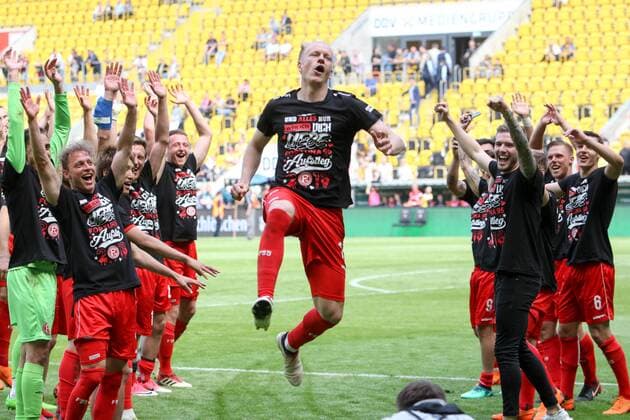 Dresden, 28.04.2018, DDV-Stadion, Fußball, Herren, 2. Liga, 32. Spieltag , SG Dynamo Dresden - Fortuna Düsseldorf 1:2 (0:1) , Im Bild: Havard Nielsen (16, Duesseldorf) bejubelt den Aufstieg , *** Dresden 28 04 2018 DDV Stadium Soccer Men 2 League 32 Gameday SG Dynamo Dresden Fortuna Dusseldorf 1 2 0 1 Pictured Havard Nielsen 16 Duesseldorf celebrates the ascent