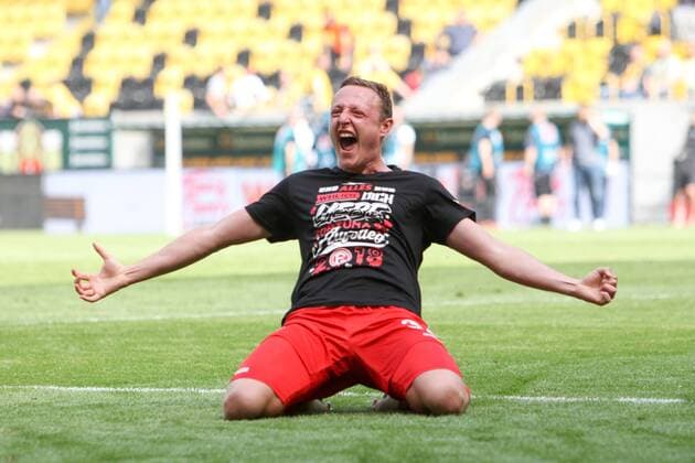 Dresden, 28.04.2018, DDV-Stadion, Fußball, Herren, 2. Liga, 32. Spieltag , SG Dynamo Dresden - Fortuna Düsseldorf 1:2 (0:1) , Im Bild: Robin Bormuth (32, Duesseldorf) bejubelt den Aufstieg , *** Dresden 28 04 2018 DDV Stadium Soccer Men 2 League 32 Gameday SG Dynamo Dresden Fortuna Dusseldorf 1 2 0 1 Pictured Robin Bormuth 32 Duesseldorf celebrates the ascent
