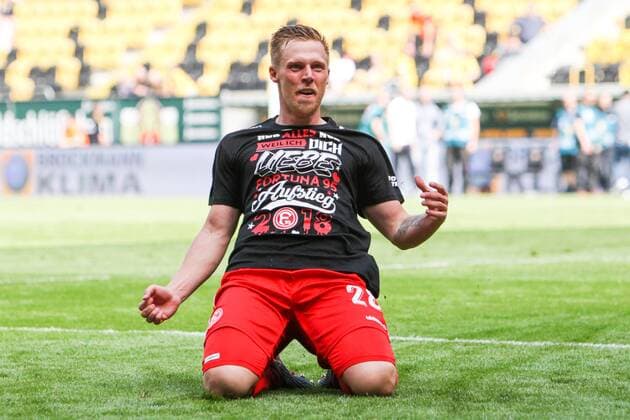 Dresden, 28.04.2018, DDV-Stadion, Fußball, Herren, 2. Liga, 32. Spieltag , SG Dynamo Dresden - Fortuna Düsseldorf 1:2 (0:1) , Im Bild: Rouwen Hennings (28, Duesseldorf) bejubelt den Aufstieg , *** Dresden 28 04 2018 DDV Stadium Soccer Men 2 League 32 Gameday SG Dynamo Dresden Fortuna Dusseldorf 1 2 0 1 Rouwen Hennings 28 Duesseldorf celebrates the ascent