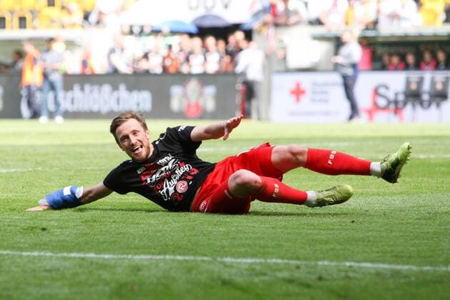 Dresden, 28.04.2018, DDV-Stadion, Fußball, Herren, 2. Liga, 32. Spieltag , SG Dynamo Dresden - Fortuna Düsseldorf 1:2 (0:1) , Im Bild: Adam Bodzek (13, Duesseldorf) bejubelt den Aufstieg , *** Dresden 28 04 2018 DDV Stadium Soccer Men 2 League 32 Gameday SG Dynamo Dresden Fortuna Dusseldorf 1 2 0 1 Adam Bodzek 13 Duesseldorf celebrates the ascent