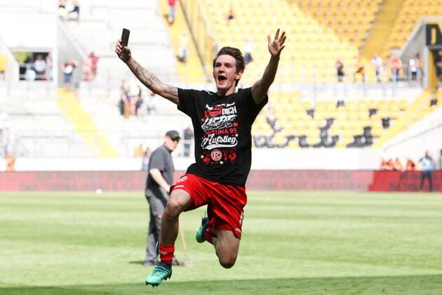 Dresden, 28.04.2018, DDV-Stadion, Fußball, Herren, 2. Liga, 32. Spieltag , SG Dynamo Dresden - Fortuna Düsseldorf 1:2 (0:1) , Im Bild: Benito Raman (9, Duesseldorf) bejubelt den Aufstieg , *** Dresden 28 04 2018 DDV Stadium Soccer Men 2 League 32 Gameday SG Dynamo Dresden Fortuna Dusseldorf 1 2 0 1 The picture Benito Raman 9 Duesseldorf celebrates the ascent