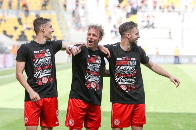 Dresden, 28.04.2018, DDV-Stadion, Fußball, Herren, 2. Liga, 32. Spieltag , SG Dynamo Dresden - Fortuna Düsseldorf 1:2 (0:1) , Im Bild v.l.: Florian Neuhaus (6, Duesseldorf), Julian Schauerte (4, Duesseldorf) und Niko Gießelmann Giesselmann (23, Duesseldorf) bejubeln den Aufstieg , *** Dresden 28 04 2018 DDV Stadium Soccer Men 2 League 32 Matchday SG Dynamo Dresden Fortuna Dusseldorf 1 2 0 1 In the picture v l Florian Neuhaus 6 Duesseldorf Julian Schauerte 4 Duesseldorf and Niko Gießelmann Giesselmann 23 Duesseldorf celebrate the ascent