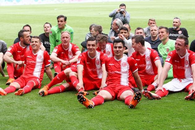Dresden, 28.04.2018, DDV-Stadion, Fußball, Herren, 2. Liga, 32. Spieltag , SG Dynamo Dresden - Fortuna Düsseldorf 1:2 (0:1) , Im Bild v.l.: Düsseldorfer Spieler nach dem Sieg , *** Dresden 28 04 2018 DDV Stadium Soccer Men 2 League 32 Gameday SG Dynamo Dresden Fortuna Dusseldorf 1 2 0 1 In the picture v l Dusseldorfer player after the victory