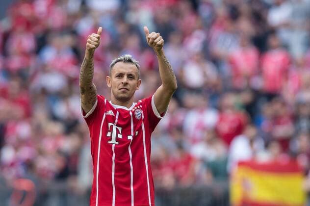 Muenchen, Deutschland, 28.04.2018, 1. Bundesliga 32. Spieltag, FC Bayern Muenchen - Eintracht Frankfurt, Rafinha (FCB) gestikuliert, gestik ( DeFodi048 *** Muenchen Germany 28 04 2018 1 Bundesliga 32 Matchday FC Bayern Muenchen Eintracht Frankfurt Rafinha FCB gestures gestures DeFodi048