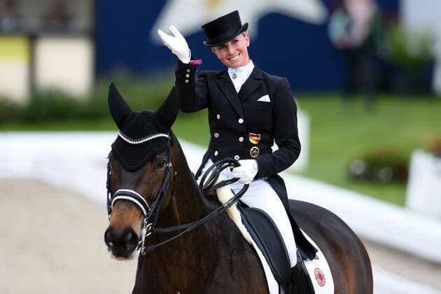Dressur - Horses and Dreams 2018 - CDI4* GP FS - Grand Prix Freestyle to Music am 28.04.2018 auf dem Hof Kasselmann in Hagen a.T.W. Jessica von Bredow-Werndl (Deutschland) auf dem Pferd freutsich.