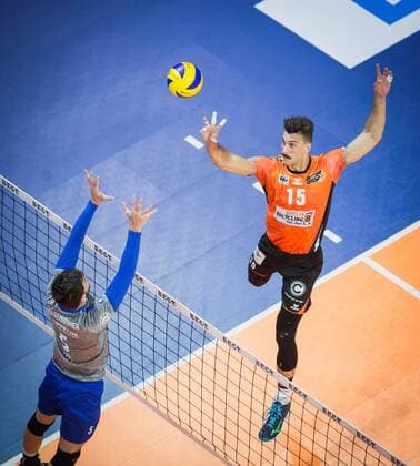 Bilder des Tages - SPORT Berlin, Deutschland, 29.04.2018: Russell Kyle (BR Volleys 15) gegen den Block aus David Sossenheimer (Friedrichshafen 5) beim Play-Off Finale Spiel 2 der Volleyball Bundesliga zwischen Berlin Recycling Volleys und VfB Friedrichshafen. *** Berlin Germany 29 04 2018 Russell Kyle BR Volleys 15 against the block from David Sossenheimer Friedrichshafen 5 in the Playoff Final Game 2 of the Volleyball Bundesliga between Berlin Recycling Volleys and VfB Friedrichshafen