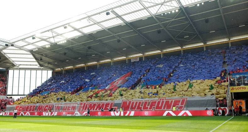 Fußball, Stadiongeschichte 1. FSV Mainz 05 RB Leipzig - Mainz Fussball 1.Bundesliga Mainz, 29.04.2018, Opel Arena, Fussball, 1.Bundesliga, 32. Spieltag , 1. FSV Mainz 05 vs. RB Leipzig , Im Bild: Fans des FSV Mainz, Choreografie. ,