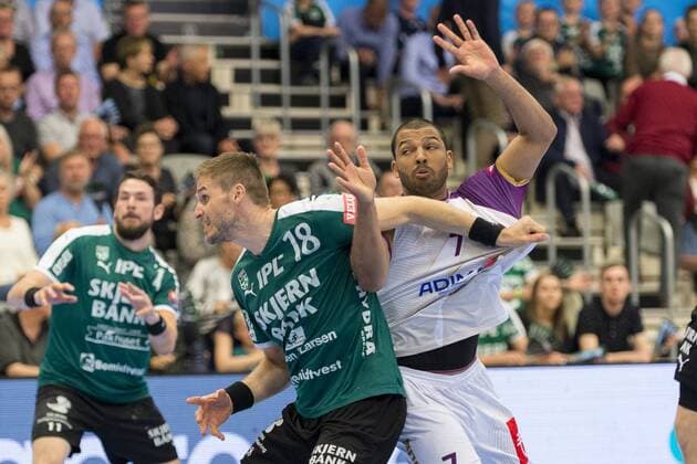 Bjarte Myrhol (18) fra Skjern Haandbold i kamp med Nicolas Claire (7) fra HBC Nantes under Champions League kvartfinalen i herrehaandbold mellem Skjern Haandbold og HBC Nantes i Skjern Bank Arena i Skjern, soendag den 29. april 2018. , Skjern  Copyright: MadsxDalegaardx COP106 spdk20180429-174515-L