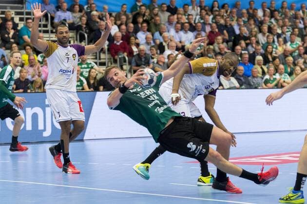 Bjarte Myrhol (18) fra Skjern Haandbold skyder paa maal og scorer, mens Rock Feliho (13) fra HBC Nantes kun kan se paa, under Champions League kvartfinalen i herrehaandbold mellem Skjern Haandbold og HBC Nantes i Skjern Bank Arena i Skjern, soendag den 29. april 2018. , Skjern  Copyright: MadsxDalegaardx COP106 spdk20180429-174621-L