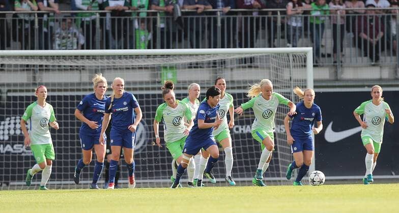 Pernille Harder (VfL Wolfsburg) am Ball