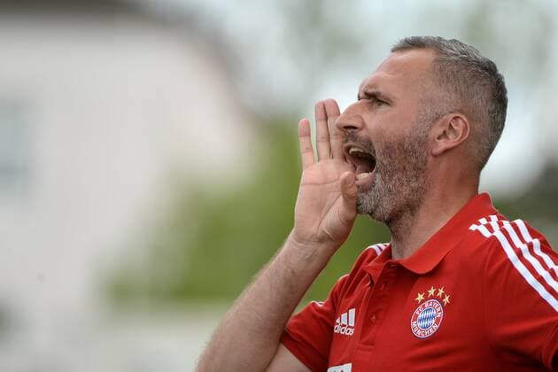 Trainer Tim Walter (FC Bayern München) gibt Anweisungen, gestikuliert, mit den Armen gestikulieren, gives instructions, gesticulate Einzelbild, Aktion, Action, Fussball, Regionalliga Bayern, FC Bayern München II- TSV 1860 München,