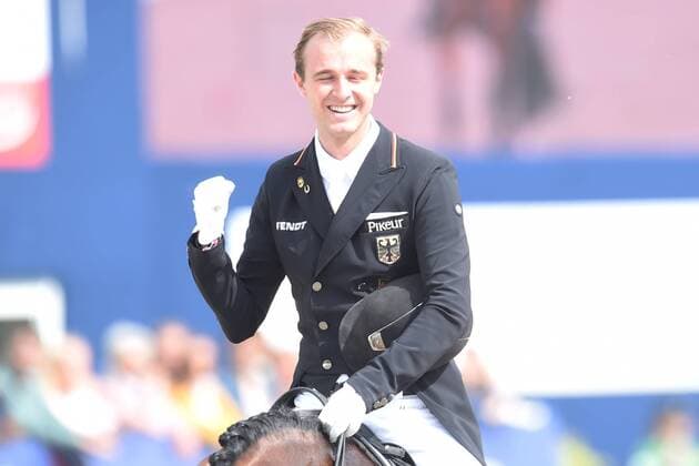 Dressur - Horses and Dreams 2018 - CDI4* GPS - Grand Prix Special (GPS) am 29.04.2018 auf dem Hof Kasselmann in Hagen a.T.W. Sönke Soenke Rothenberger (Deutschland) jubelt nach dem Sieg.