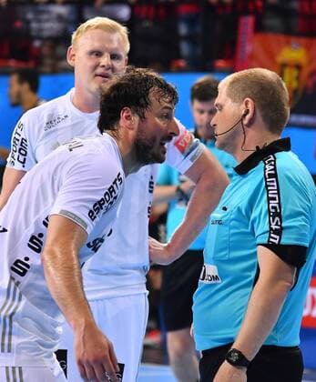 29.04.2018 Skopje(FYR Macedonia) HC Vardar-THW Kiel 2nd 1 4 final match Champions League men s handball Domagoj Duvnjak(L) beside Patrick Wiencek(behind) THW Kiel react at Czech referee decision during match :Str 