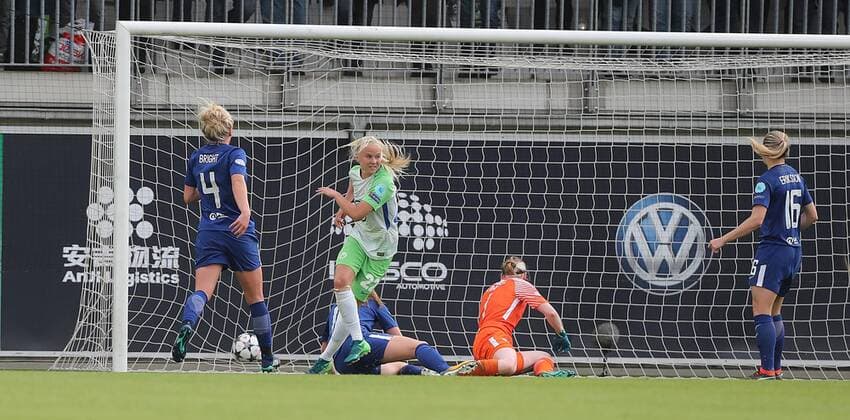 Hier erzielt Pernille Harder (VfL Wolfsburg) das 1-0