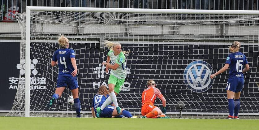 Hier erzielt Pernille Harder (VfL Wolfsburg) das 1-0
