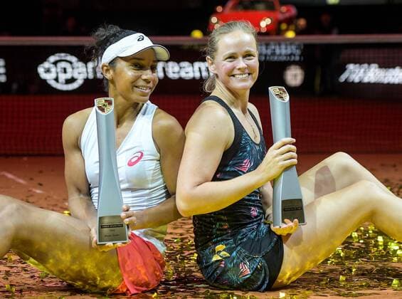Bilder des Tages - SPORT GER, Porsche Tennis Grand Prix 2018 29.04.2018, Porsche-Arena, Stuttgart, GER, Porsche Tennis Grand Prix 2018, Finale, Doppel, Raquel Atawo (USA), Anna-Lena Grönefeld Groenefeld (GER) vs Kveta Peschke (CZE), Nicole Melichar (USA), Siegerehrung im Bild Anna-Lena Grönefeld Groenefeld (GER) und Raquel Atawo (USA) mit den Pokalen