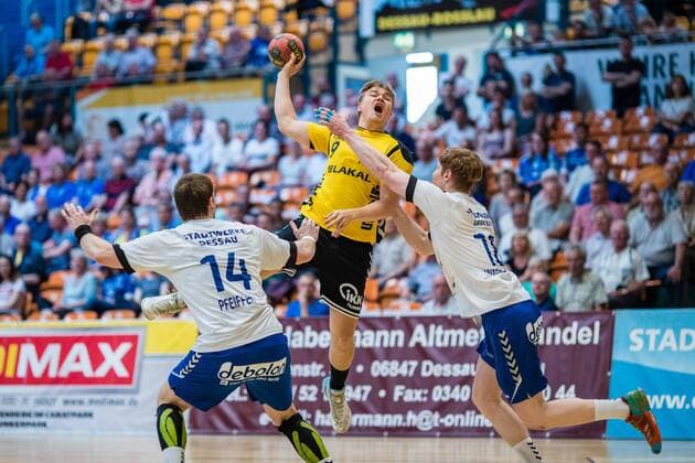 Falk Kolodziej 9 von HG Saarlouis beim Wurf mit Florian Pfeiffer 14 vom Dessau-Rosslauer HV 06 (l) und Johannes Wasielewskie 18 vom Dessau-Rosslauer HV 06 (r) waehrend der Begegnung in der DKB Handball 2. Bundesliga zwischen Dessau-Rosslauer HV 06 und HG Saarlouis in der Anhalt Arena am April 29, 2018 in Bauhausstadt Dessau, Sachsen Anhalt, Germany ( HB-2BL Dessau-Rosslauer HV 06 - HG Saarlouis Bauhausstadt Dessau Copyright: xEIBNER HartmutxBoesenerx EP_HBR