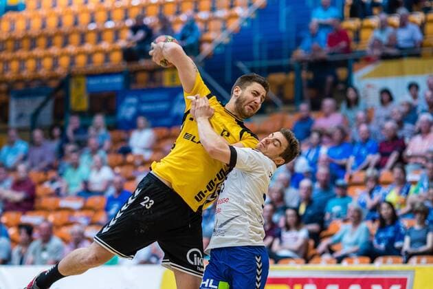 Arthur Muller 23 von HG Saarlouis im Duell mit Jan Zahradnicek 33 vom Dessau-Rosslauer HV 06 waehrend der Begegnung in der DKB Handball 2. Bundesliga zwischen Dessau-Rosslauer HV 06 und HG Saarlouis in der Anhalt Arena am April 29, 2018 in Bauhausstadt Dessau, Sachsen Anhalt, Germany ( HB-2BL Dessau-Rosslauer HV 06 - HG Saarlouis Bauhausstadt Dessau Copyright: xEIBNER HartmutxBoesenerx EP_HBR