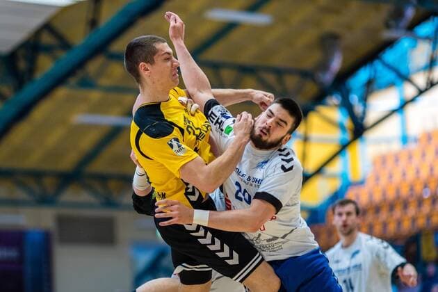 Arthur Muller 23 von HG Saarlouis im Duell mit Jonas Hoenicke 20 vom Dessau-Rosslauer HV 06 waehrend der Begegnung in der DKB Handball 2. Bundesliga zwischen Dessau-Rosslauer HV 06 und HG Saarlouis in der Anhalt Arena am April 29, 2018 in Bauhausstadt Dessau, Sachsen Anhalt, Germany ( HB-2BL Dessau-Rosslauer HV 06 - HG Saarlouis Bauhausstadt Dessau Copyright: xEIBNER HartmutxBoesenerx EP_HBR