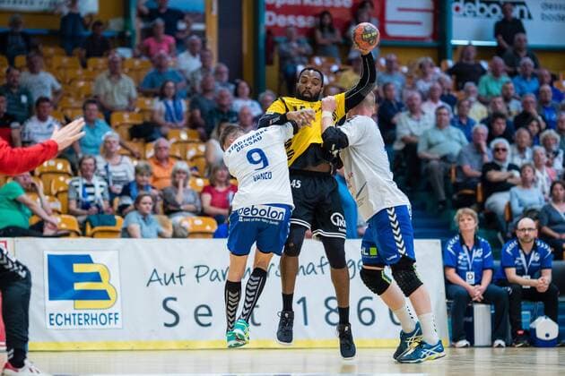 Martin Murawski 15 von HG Saarlouis am Ball mit Marek Vranco 9 vom Dessau-Rosslauer HV 06 (l) und Libor Hanisch 17 vom Dessau-Rosslauer HV 06 (r) waehrend der Begegnung in der DKB Handball 2. Bundesliga zwischen Dessau-Rosslauer HV 06 und HG Saarlouis in der Anhalt Arena am April 29, 2018 in Bauhausstadt Dessau, Sachsen Anhalt, Germany ( HB-2BL Dessau-Rosslauer HV 06 - HG Saarlouis Bauhausstadt Dessau Copyright: xEIBNER HartmutxBoesenerx EP_HBR