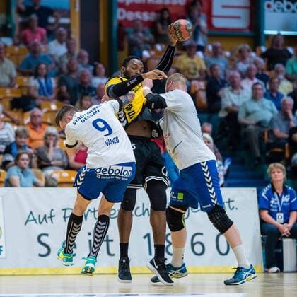 Martin Murawski 15 von HG Saarlouis am Ball mit Marek Vranco 9 vom Dessau-Rosslauer HV 06 (l) und Libor Hanisch 17 vom Dessau-Rosslauer HV 06 (r) waehrend der Begegnung in der DKB Handball 2. Bundesliga zwischen Dessau-Rosslauer HV 06 und HG Saarlouis in der Anhalt Arena am April 29, 2018 in Bauhausstadt Dessau, Sachsen Anhalt, Germany ( HB-2BL Dessau-Rosslauer HV 06 - HG Saarlouis Bauhausstadt Dessau Copyright: xEIBNER HartmutxBoesenerx EP_HBR