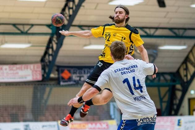 Hinten Julius Lindskog Andersson (Saarluis) vorne Pfeffer (Dessau) waehrend der Begegnung in der DKB Handball 2. Bundesliga zwischen Dessau-Rosslauer HV 06 und HG Saarlouis in der Anhalt Arena am April 29, 2018 in Bauhausstadt Dessau, Sachsen Anhalt, Germany ( HB-2BL Dessau-Rosslauer HV 06 - HG Saarlouis Bauhausstadt Dessau Copyright: xEIBNER HartmutxBoesenerx EP_HBR