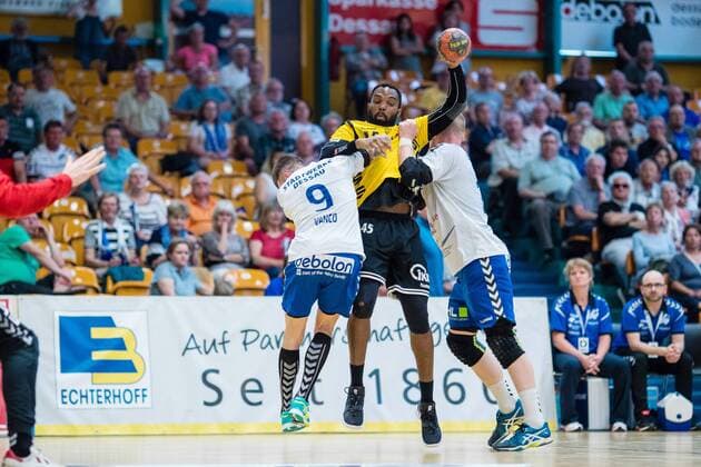 Yann Polydore 45 von HG Saarlouis am Ball mit Marek Vranco 9 vom Dessau-Rosslauer HV 06 (l) und Libor Hanisch 17 vom Dessau-Rosslauer HV 06 (r) waehrend der Begegnung in der DKB Handball 2. Bundesliga zwischen Dessau-Rosslauer HV 06 und HG Saarlouis in der Anhalt Arena am April 29, 2018 in Bauhausstadt Dessau, Sachsen Anhalt, Germany ( HB-2BL Dessau-Rosslauer HV 06 - HG Saarlouis Bauhausstadt Dessau Copyright: xEIBNER HartmutxBoesenerx EP_HBR
