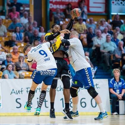 Yann Polydore 45 von HG Saarlouis am Ball mit Marek Vranco 9 vom Dessau-Rosslauer HV 06 (l) und Libor Hanisch 17 vom Dessau-Rosslauer HV 06 (r) waehrend der Begegnung in der DKB Handball 2. Bundesliga zwischen Dessau-Rosslauer HV 06 und HG Saarlouis in der Anhalt Arena am April 29, 2018 in Bauhausstadt Dessau, Sachsen Anhalt, Germany ( HB-2BL Dessau-Rosslauer HV 06 - HG Saarlouis Bauhausstadt Dessau Copyright: xEIBNER HartmutxBoesenerx EP_HBR