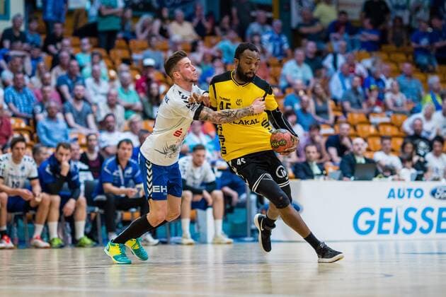Yann Polydore 45 von HG Saarlouis im Duell mit Marek Vranco 9 vom Dessau-Rosslauer HV 06 waehrend der Begegnung in der DKB Handball 2. Bundesliga zwischen Dessau-Rosslauer HV 06 und HG Saarlouis in der Anhalt Arena am April 29, 2018 in Bauhausstadt Dessau, Sachsen Anhalt, Germany ( HB-2BL Dessau-Rosslauer HV 06 - HG Saarlouis Bauhausstadt Dessau Copyright: xEIBNER HartmutxBoesenerx EP_HBR