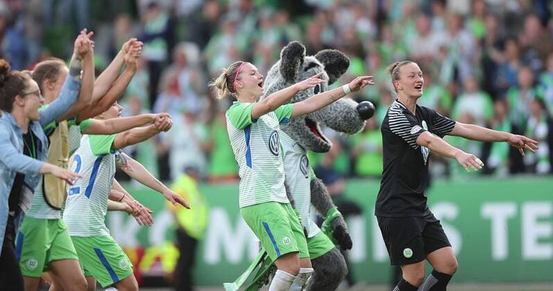 Alexandra Popp (VfL Wolfsburg) und Almuth Schult (VfL Wolfsburg) und Team feiern den Sieg